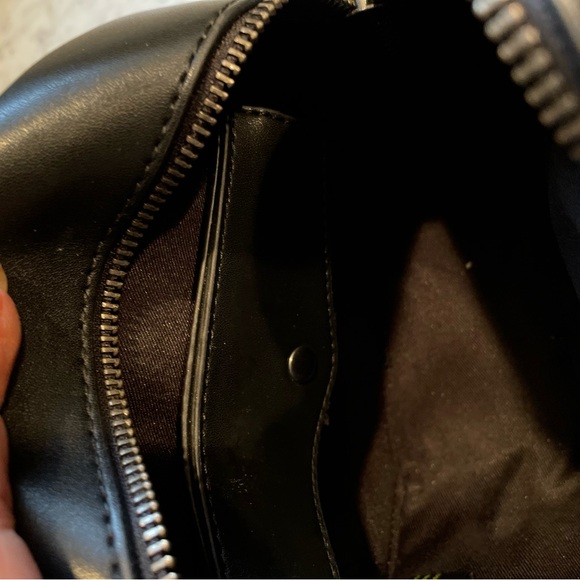 Sam Edelman Round wristlet bag black, used once for a wedding Looks brand new! - Picture 4 of 6